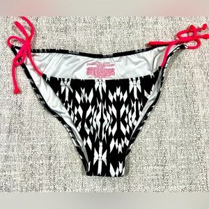 Bikini bottom- Victoria’s Secret- In great condition- size Large.